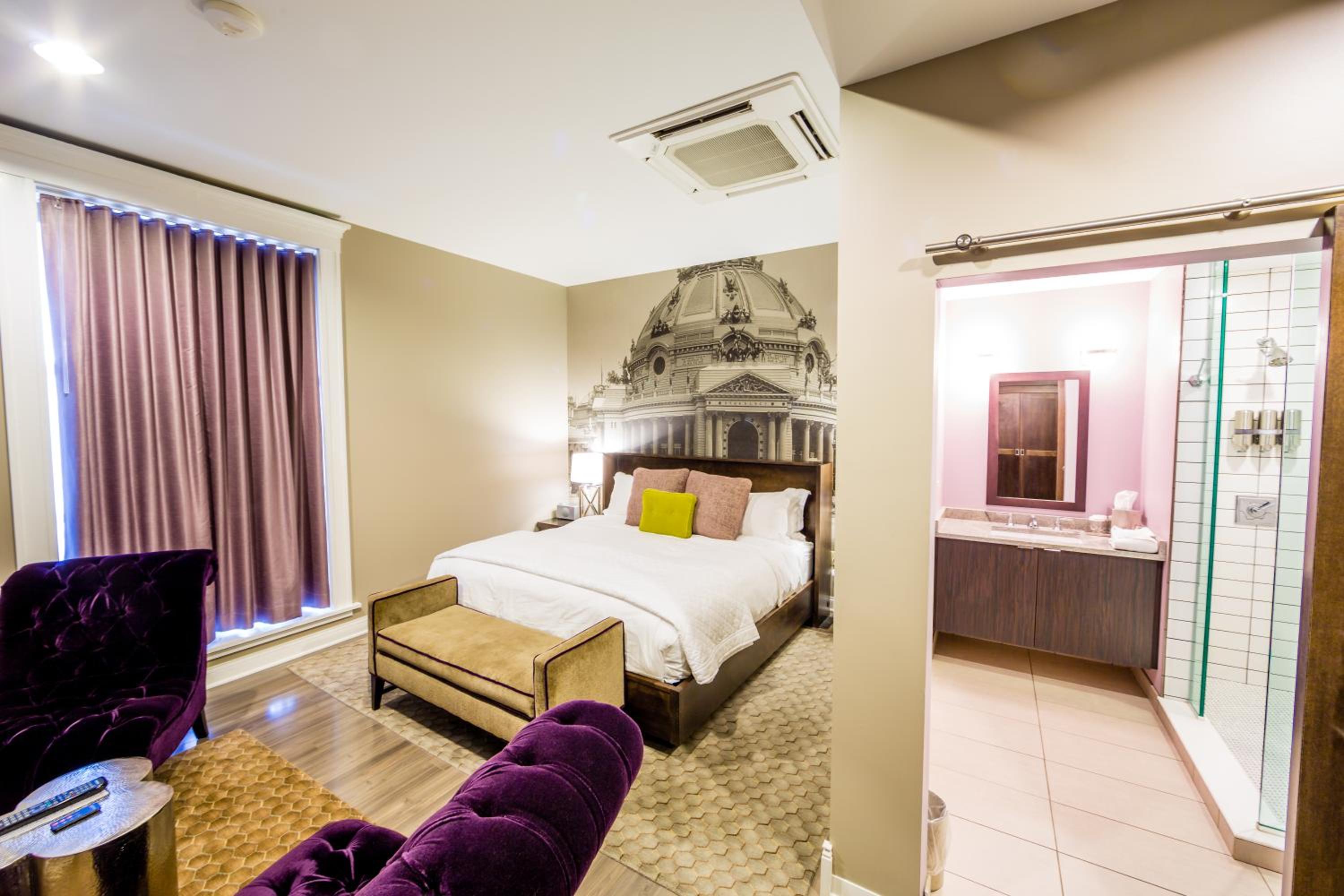 Deluxe Room with King Bed - Photo 1