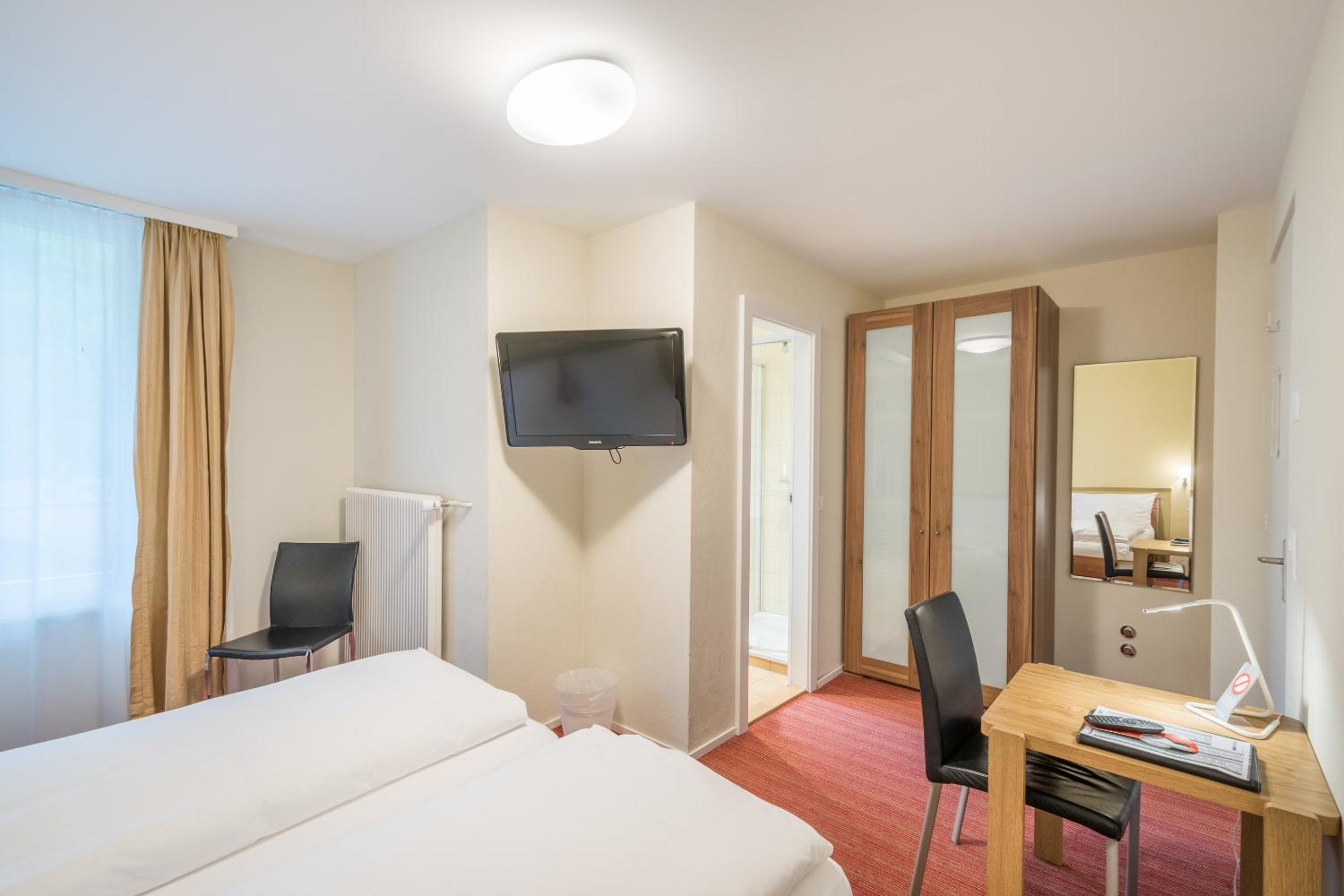 Standard Double Room - Photo 8
