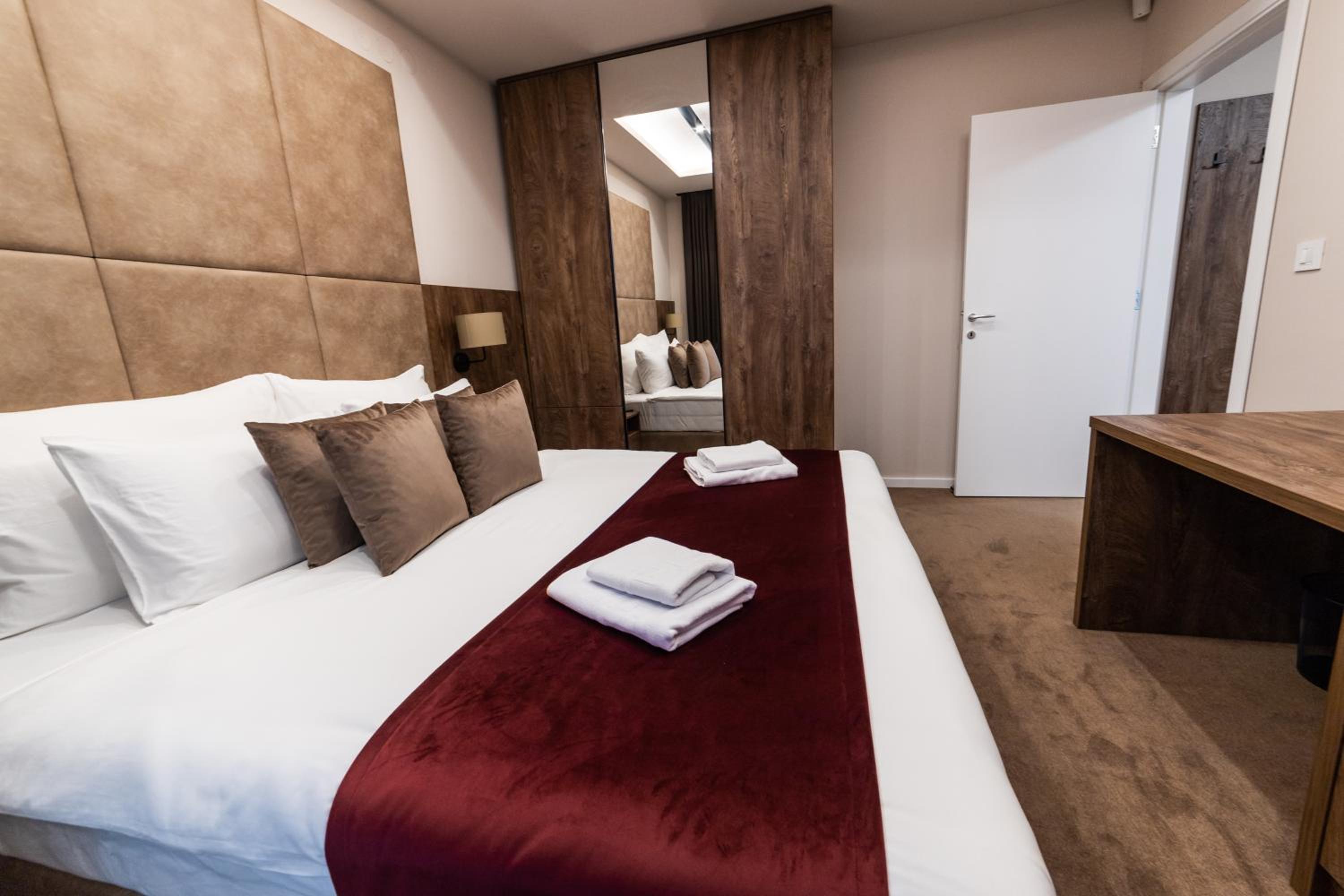 Double Room - Photo 5
