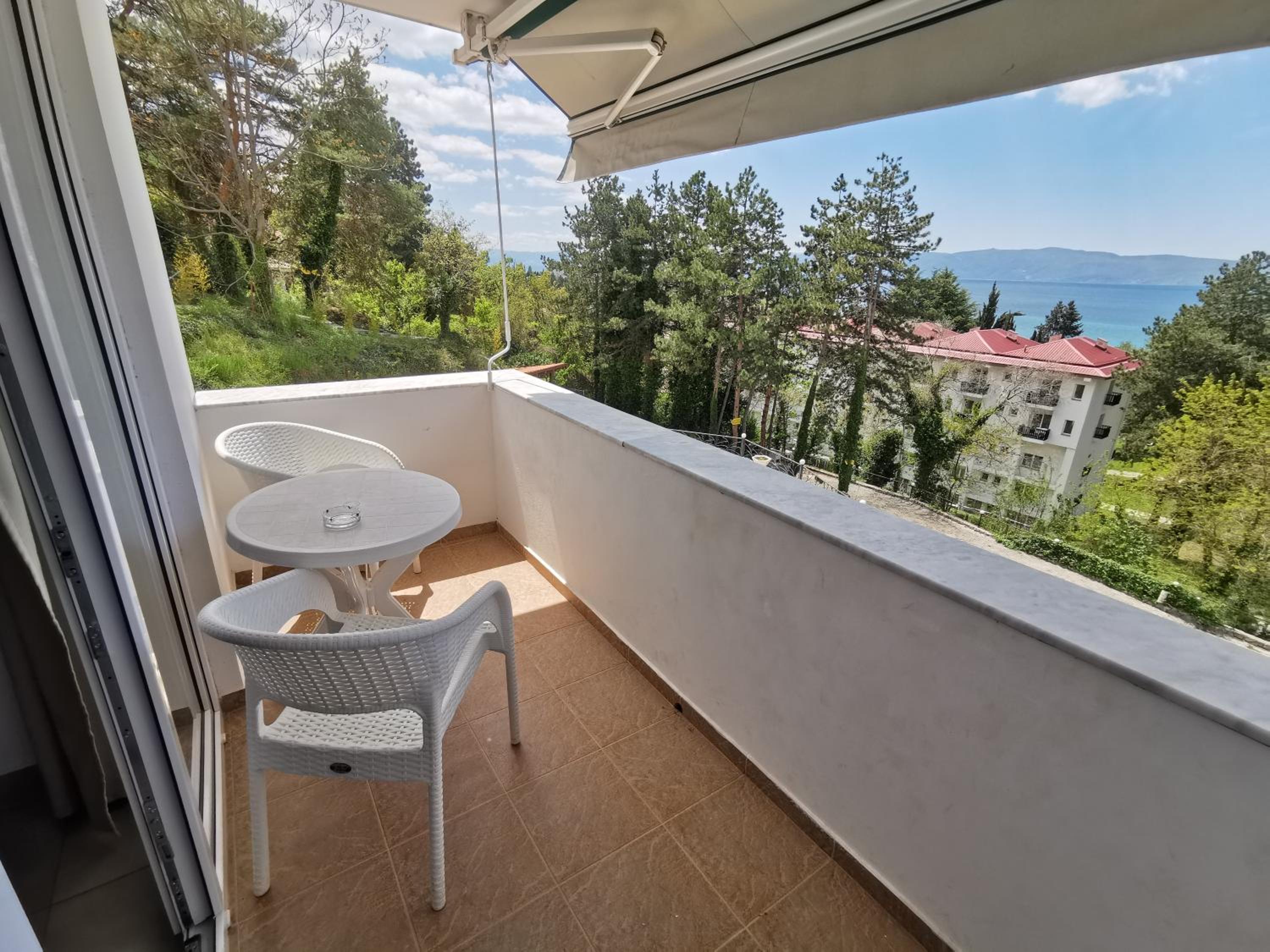 Double or Twin Room with Lake View - Photo 9