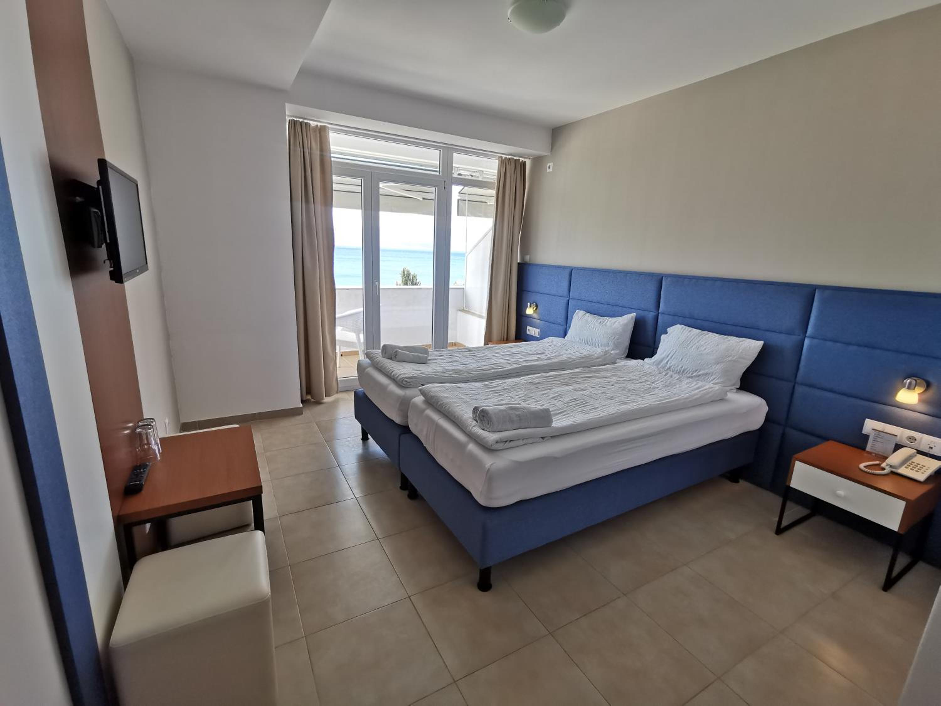 Double or Twin Room with Lake View - Photo 3