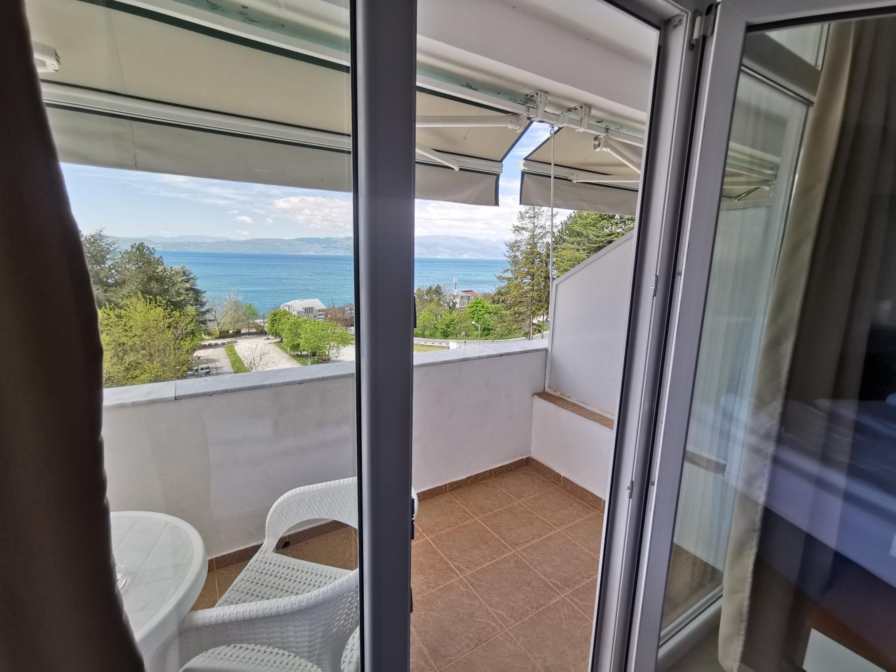 Double or Twin Room with Lake View - Photo 8