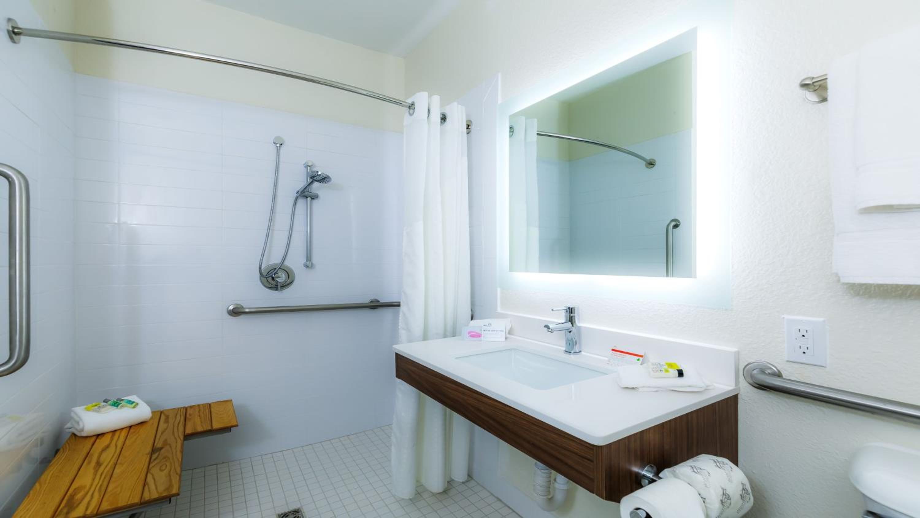 Standard Queen Room with Communications Accessible Roll-In Shower - Photo 2