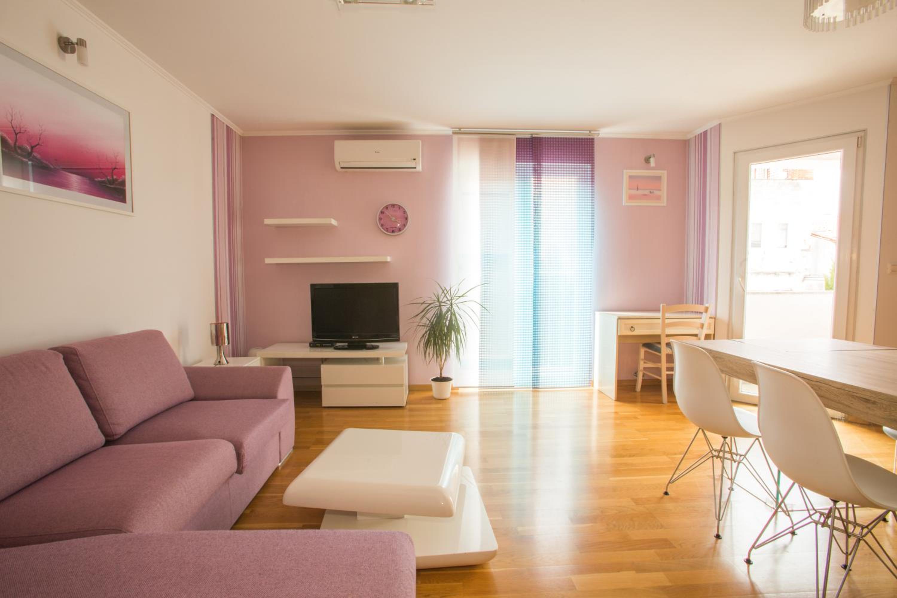 Suite with Balcony - Photo 2
