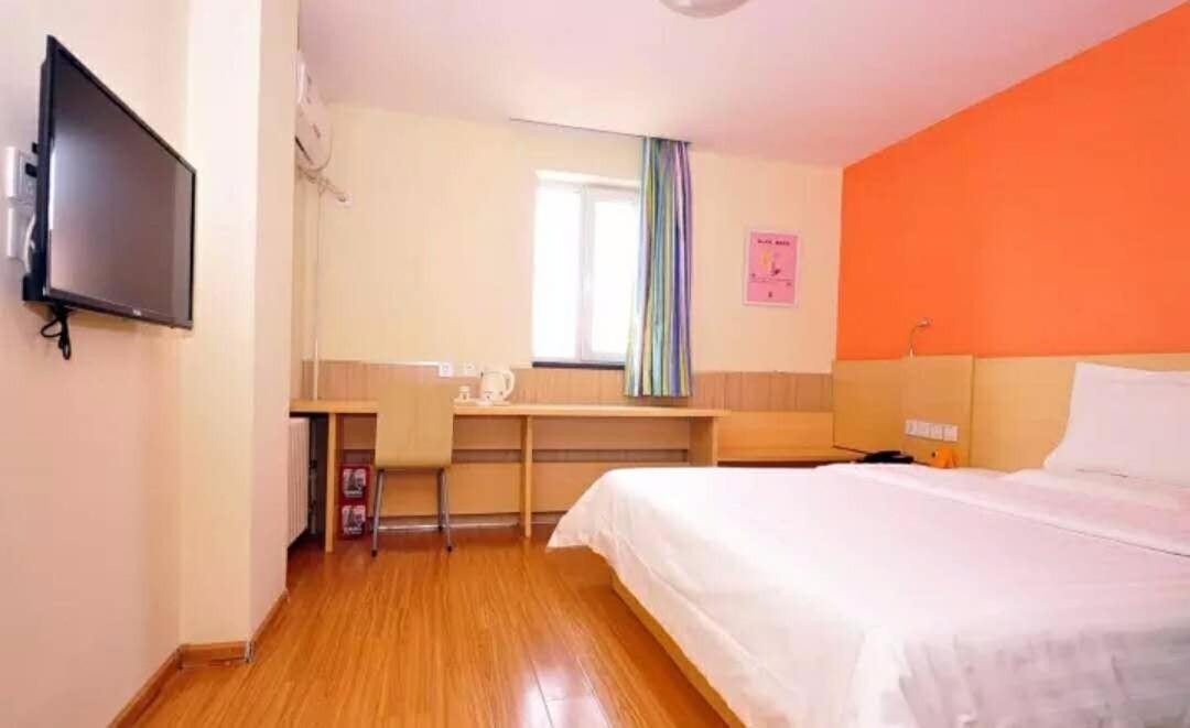 Comfortable Queen Room
