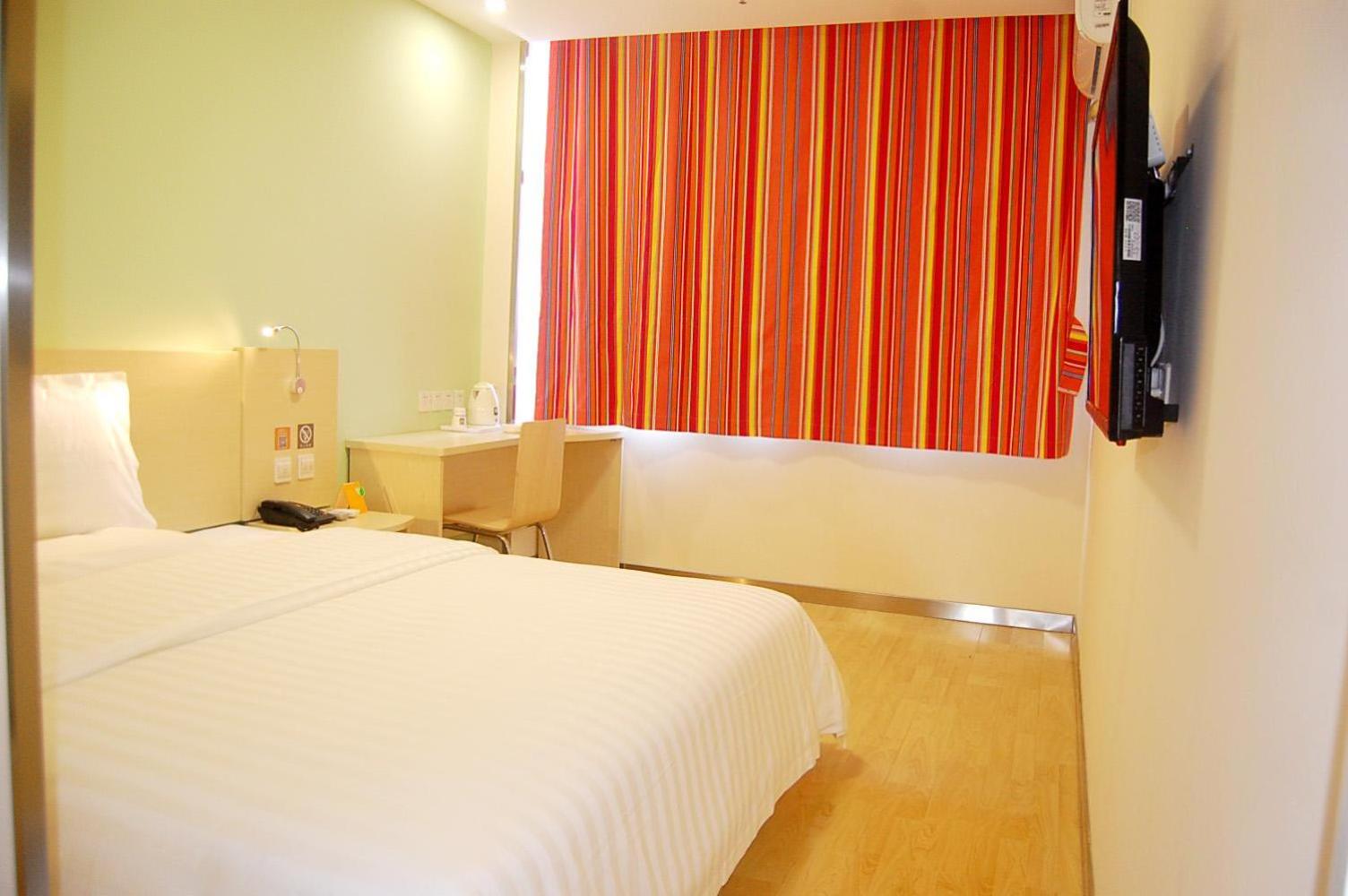 Comfortable Queen Room - Photo 1