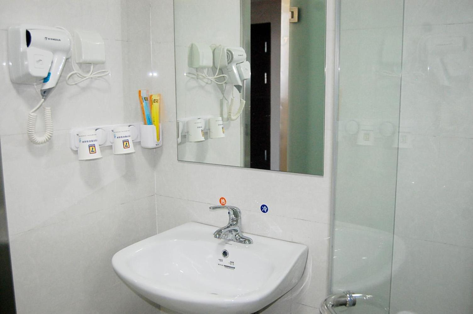 Comfortable Queen Room - Photo 2