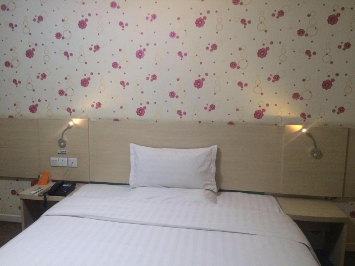Comfortable Queen Room photo 1