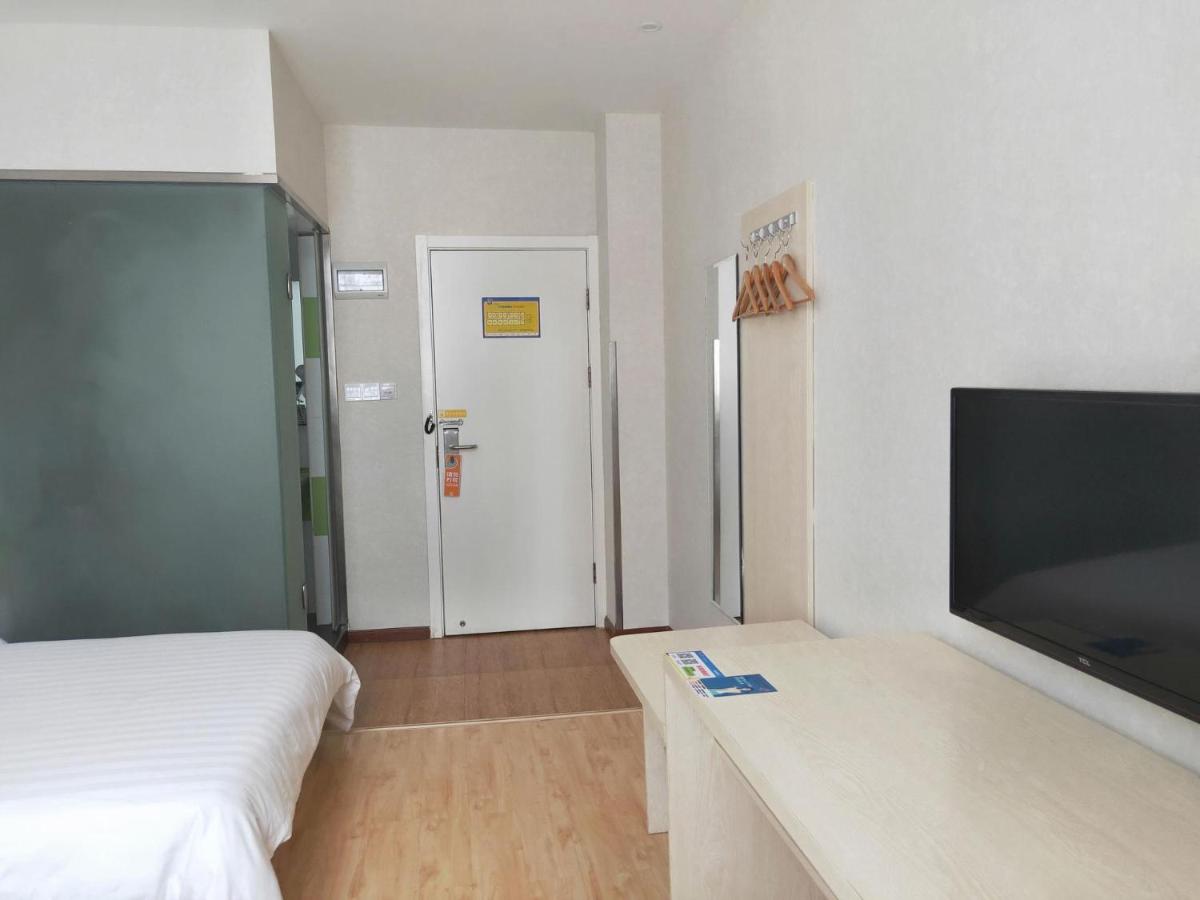Comfortable Queen Room photo 1