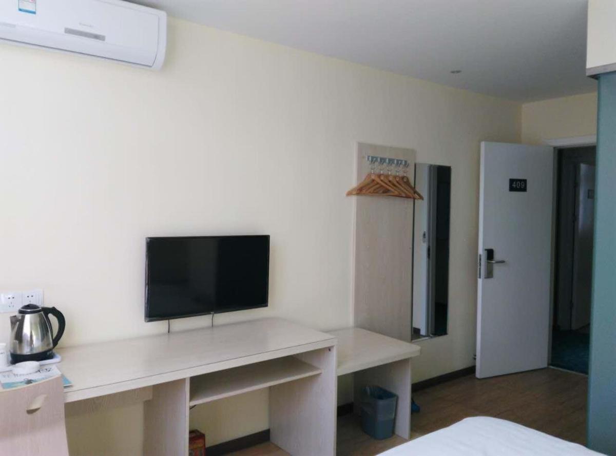 Comfortable Queen Room photo 3