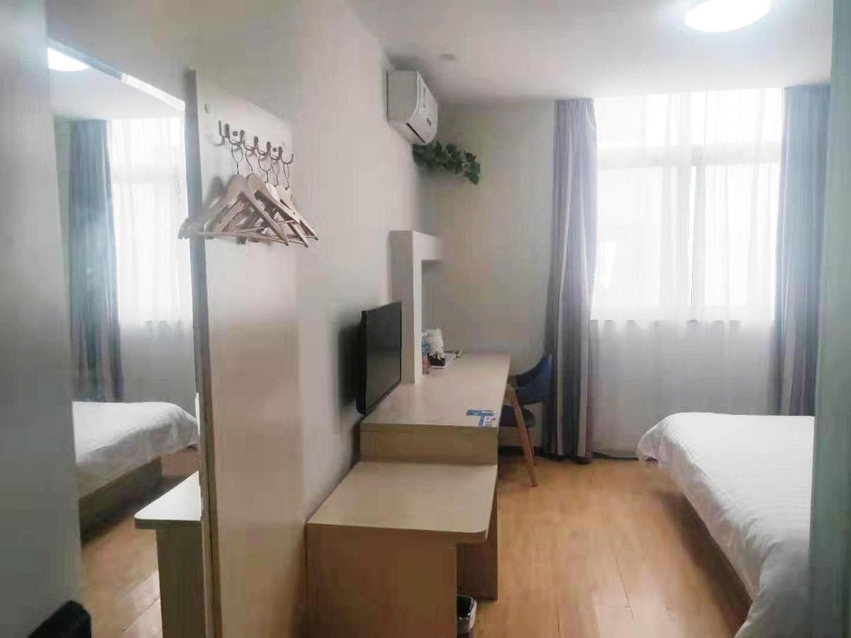 Comfortable Queen Room photo 2