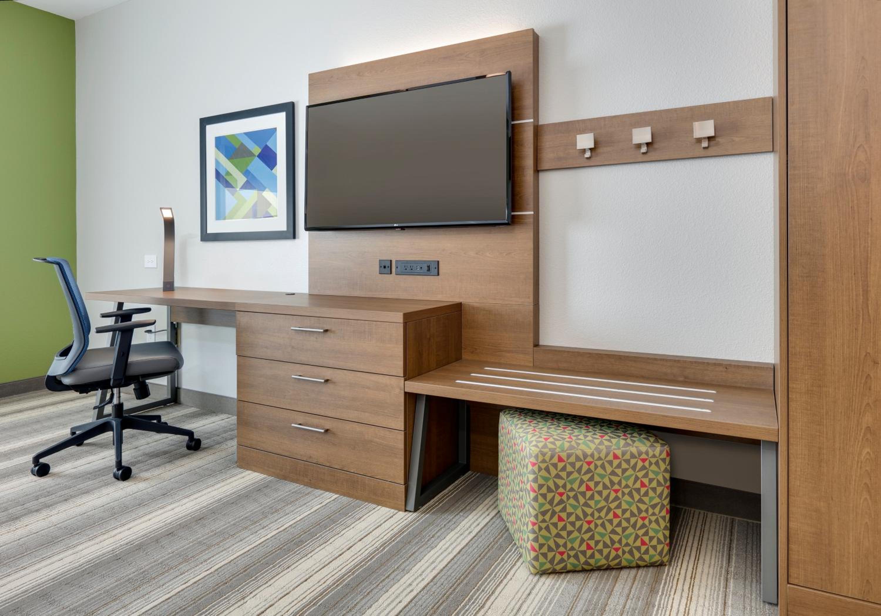 King Suite with Sofa Bed - Hearing Accessible - Photo 4