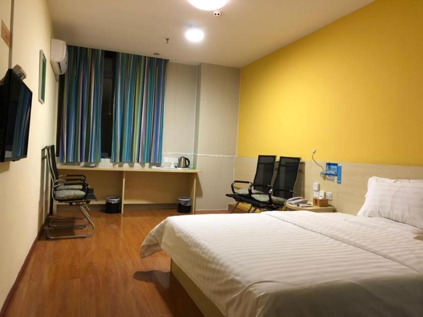 Comfortable Queen Room