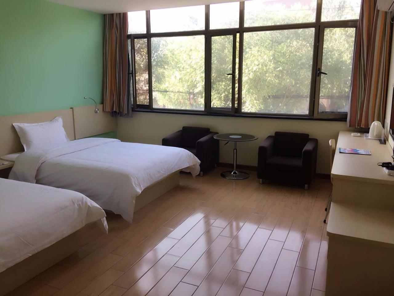 Light Twin Room photo 1