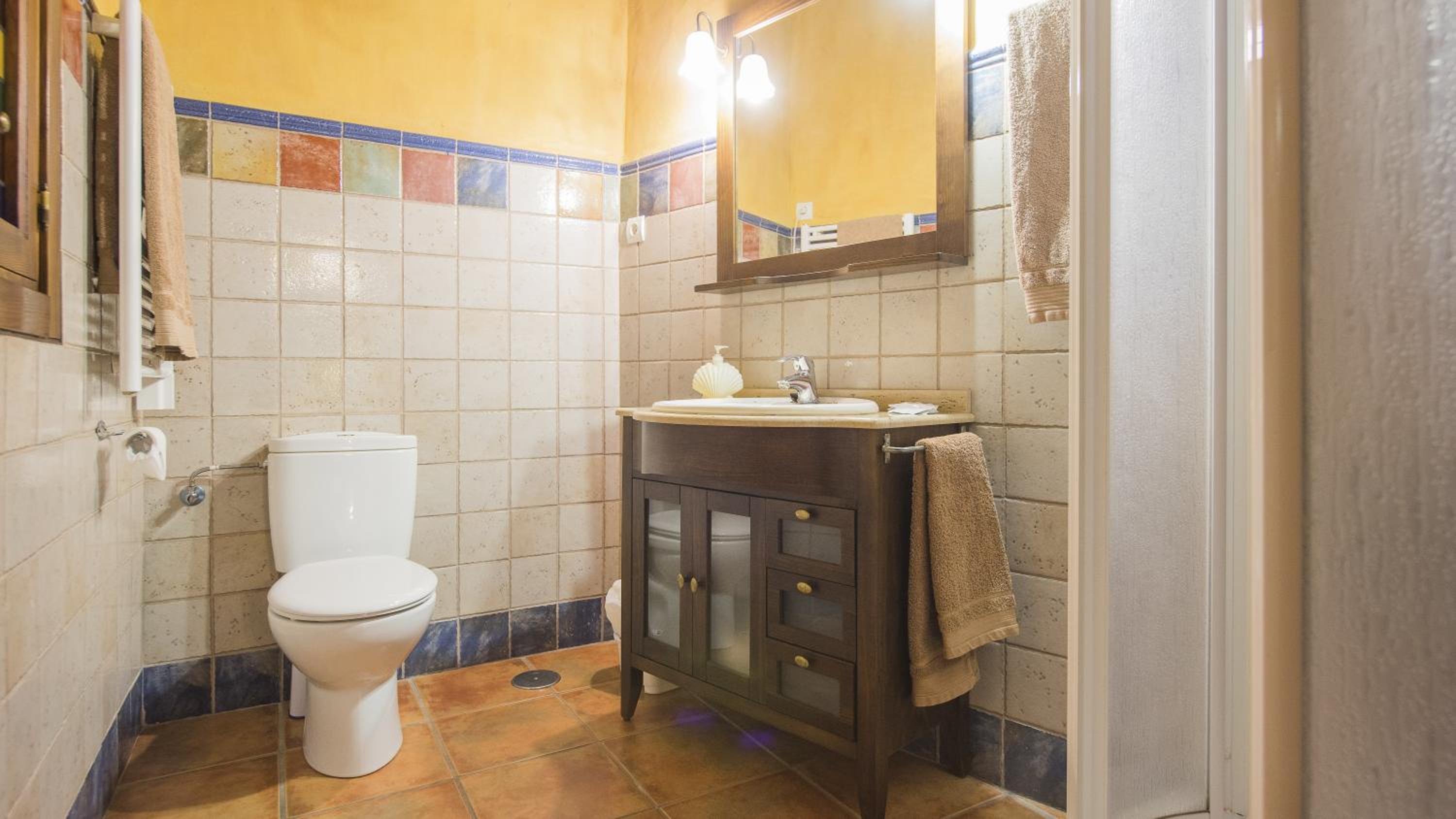Eight-Bedroom House - Photo 11