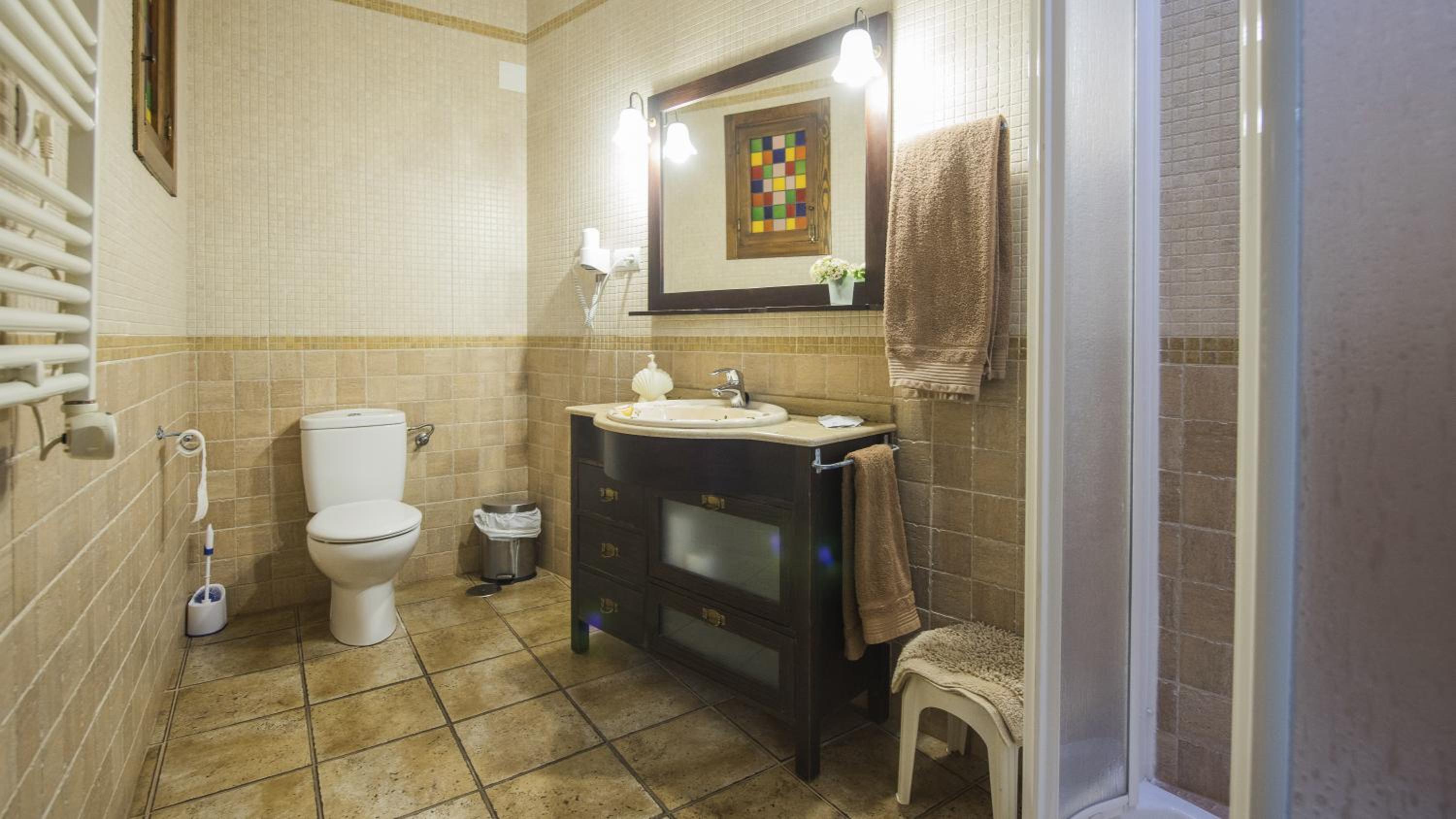 Eight-Bedroom House - Photo 12