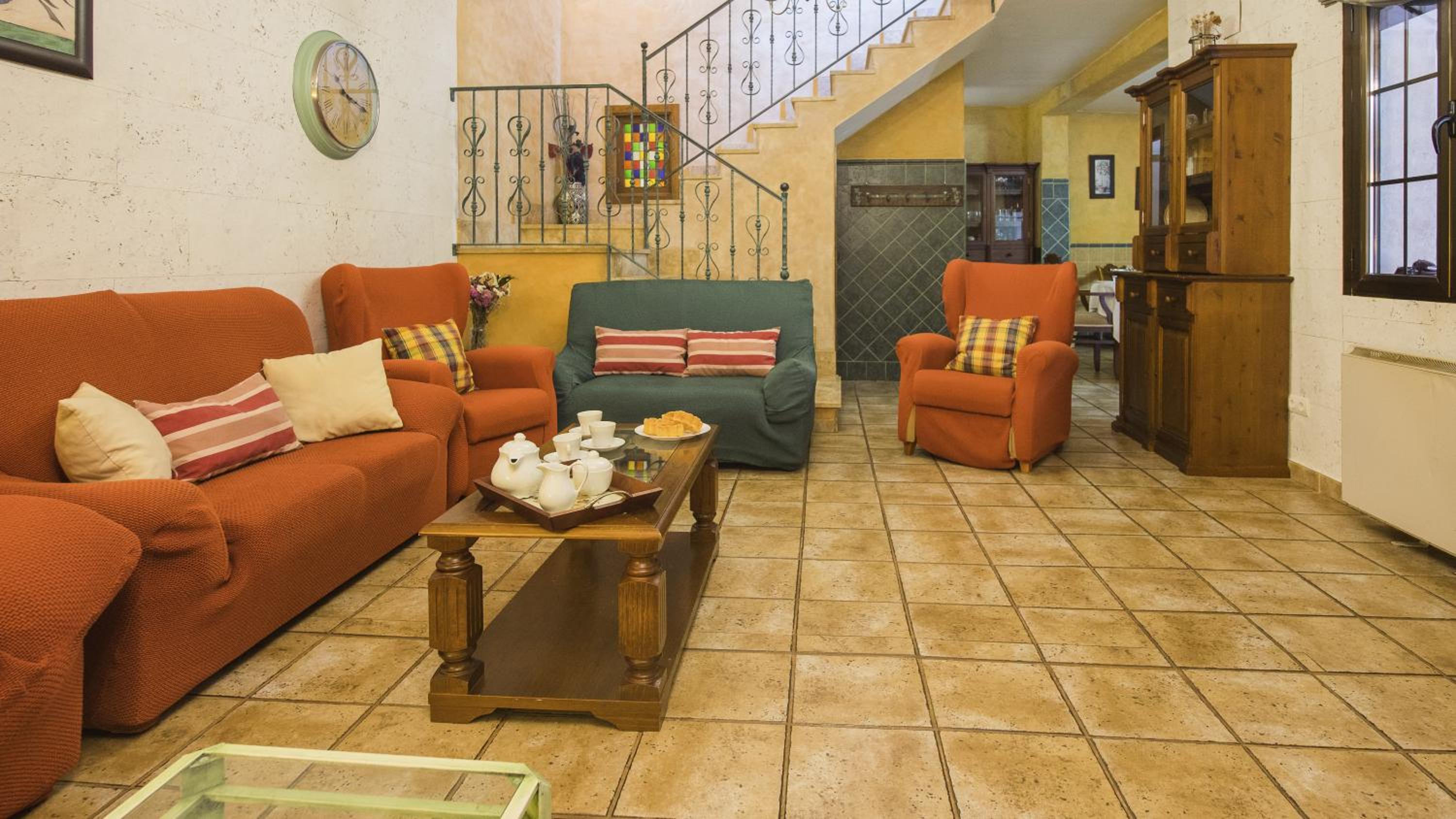 Eight-Bedroom House - Photo 13