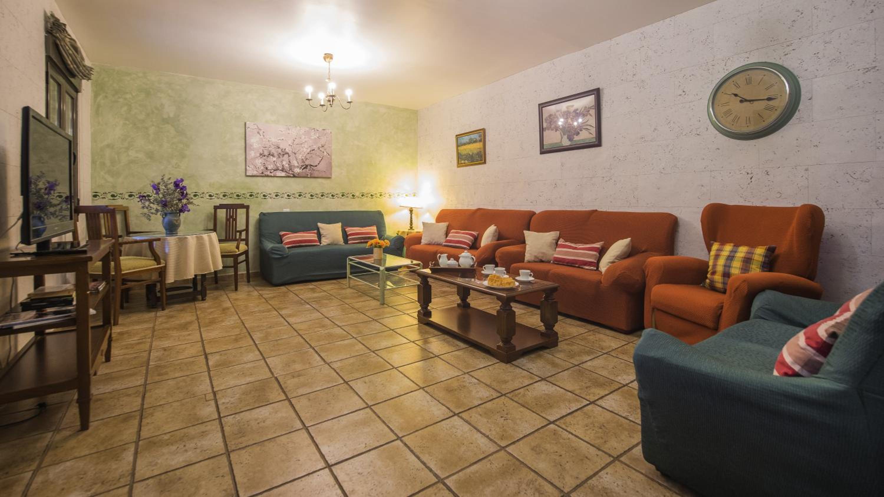 Eight-Bedroom House - Photo 14