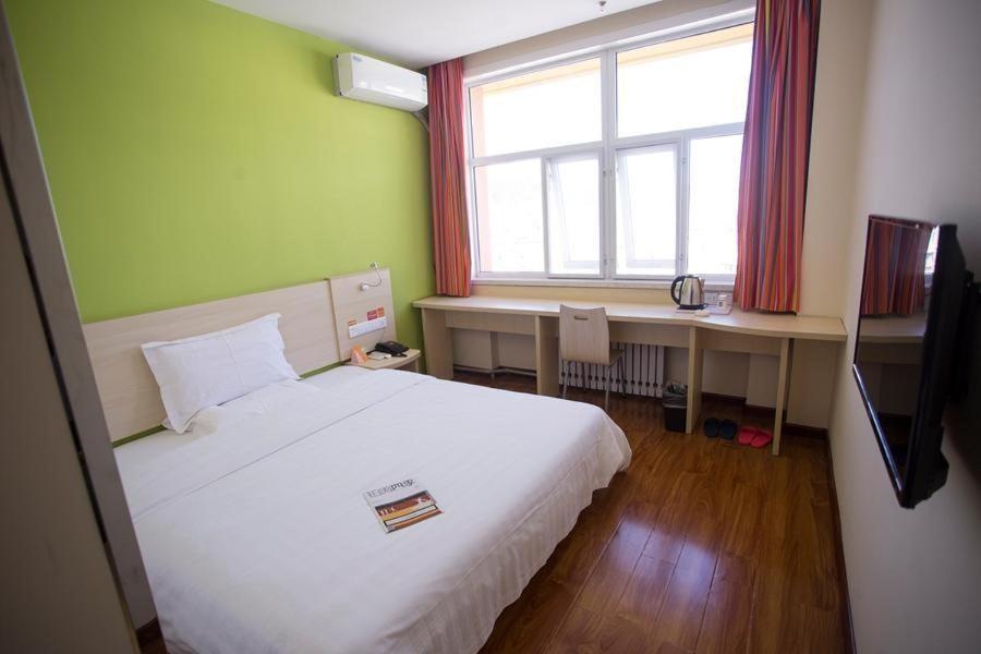 Comfortable Queen Room