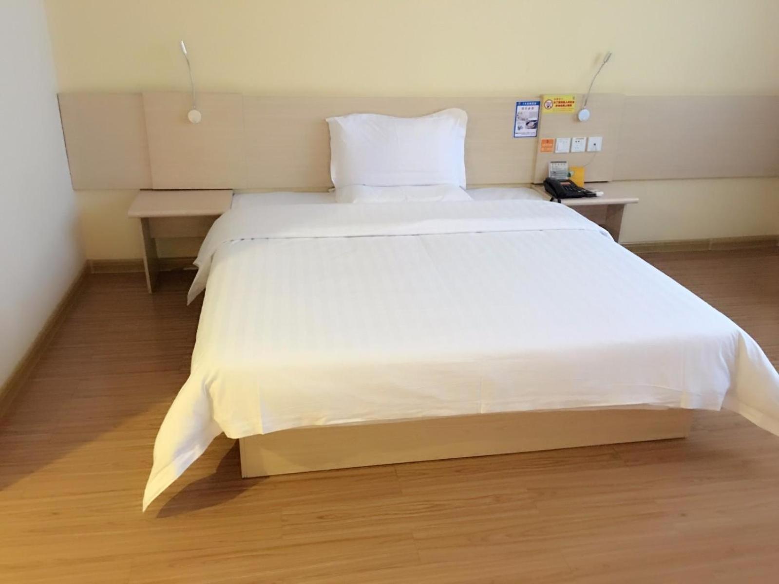 Comfortable Queen Room photo 1
