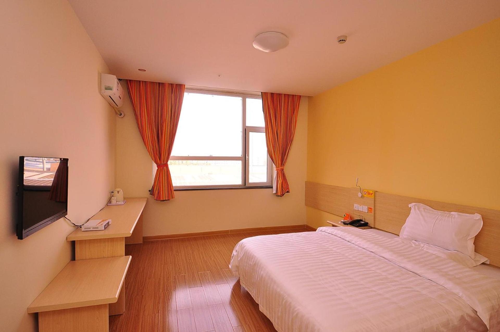 Comfortable Queen Room photo 2