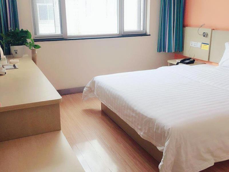 Comfortable Queen Room - Photo 3