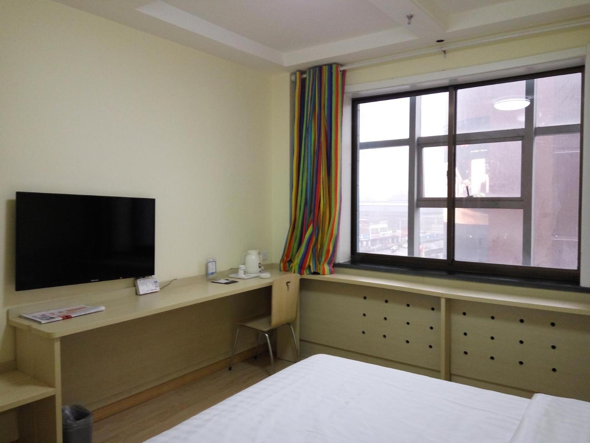 Comfortable Queen Room - Photo 2
