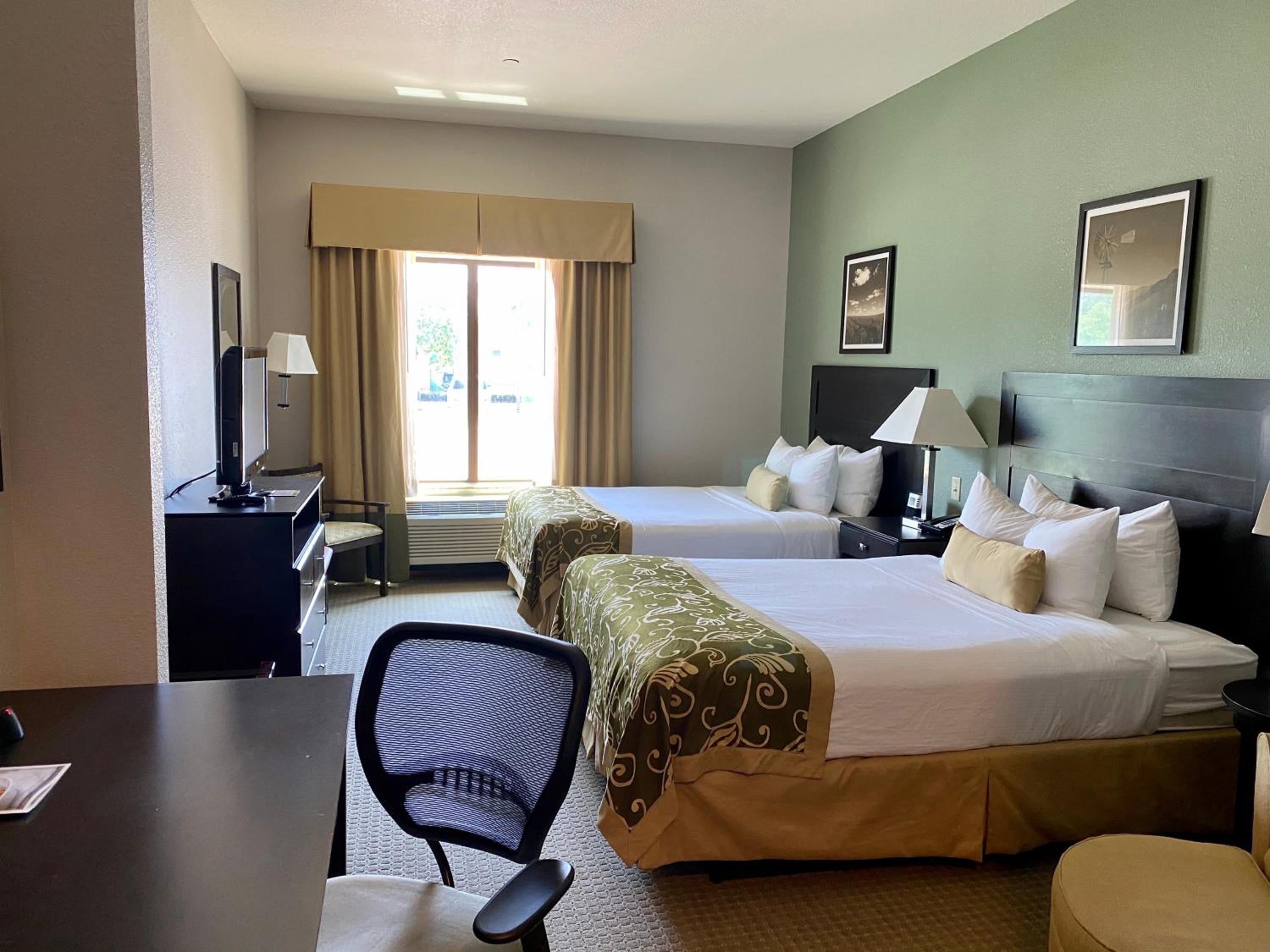 Queen Room With Two Queen Beds - Non-Smoking - Photo 1