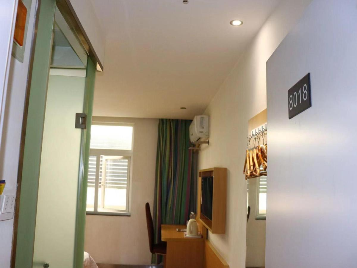 Comfortable Queen Room photo 1