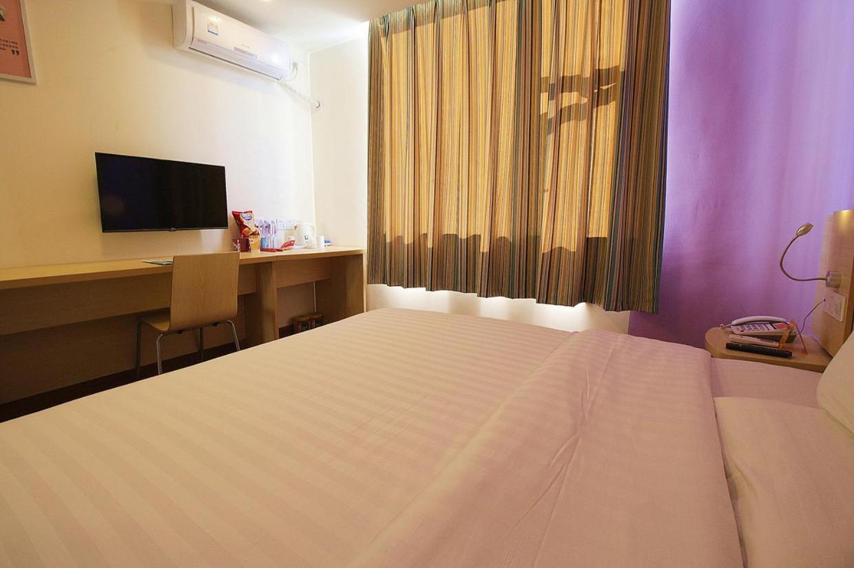Comfortable Queen Room photo 1