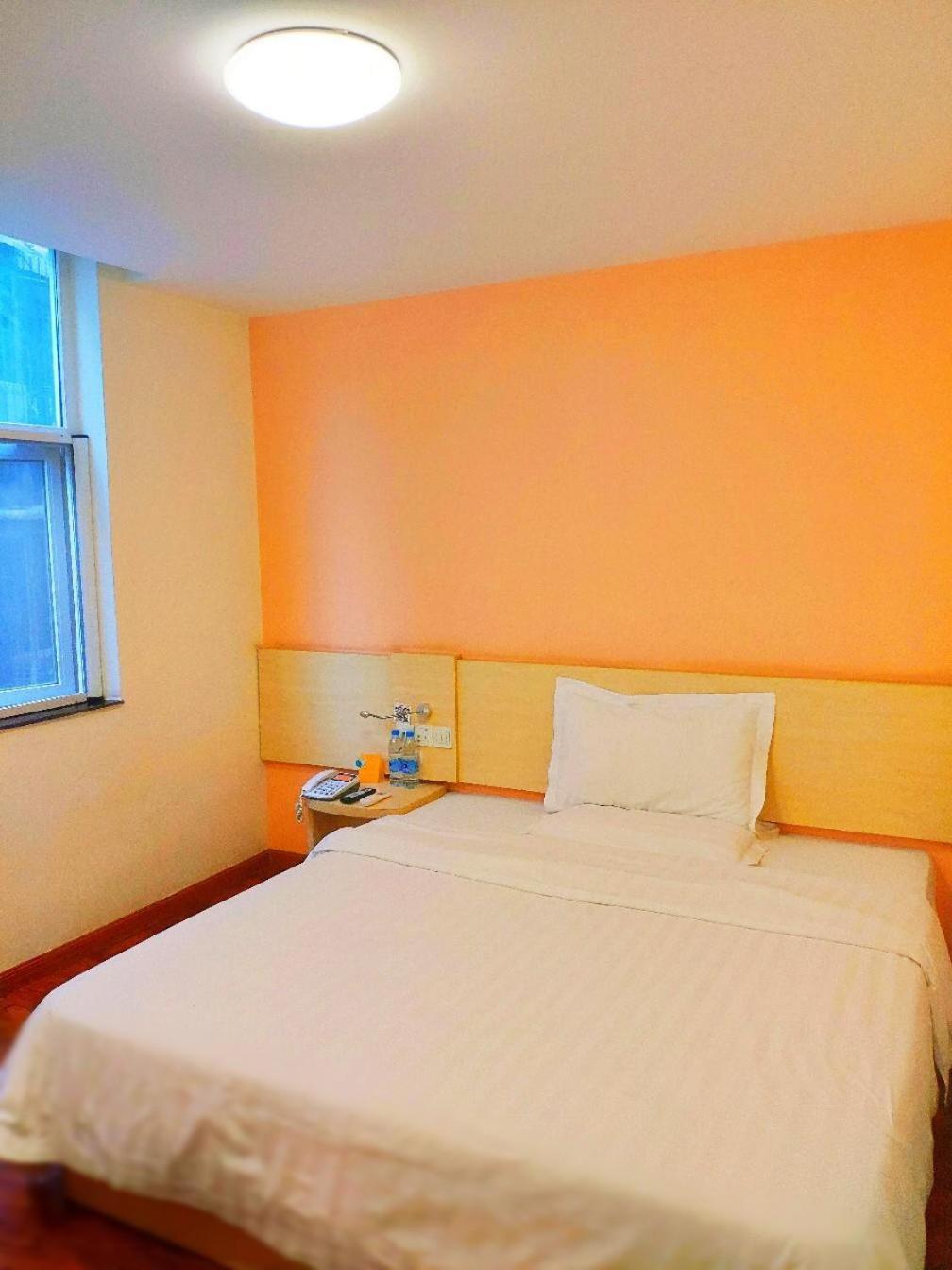 Comfortable Queen Room photo 3