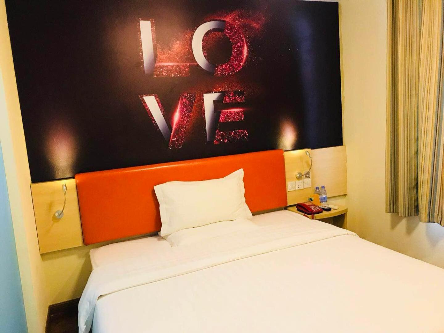 Comfortable Queen Room photo 2