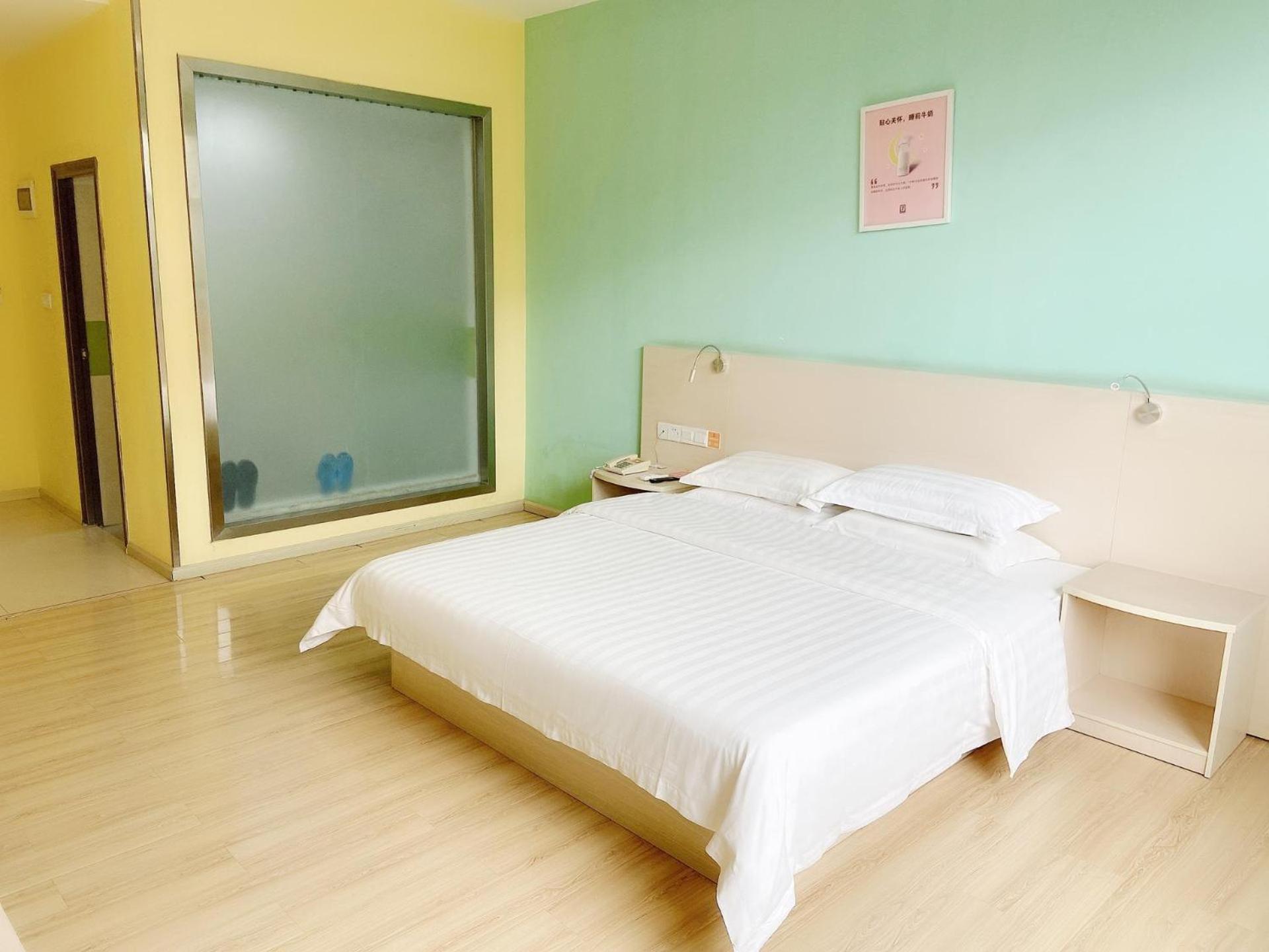 Comfortable Queen Room