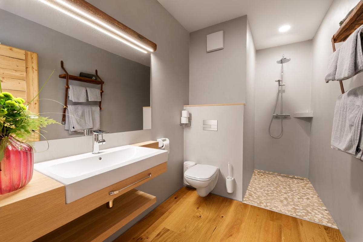 Double Room with Balcony - Photo 9