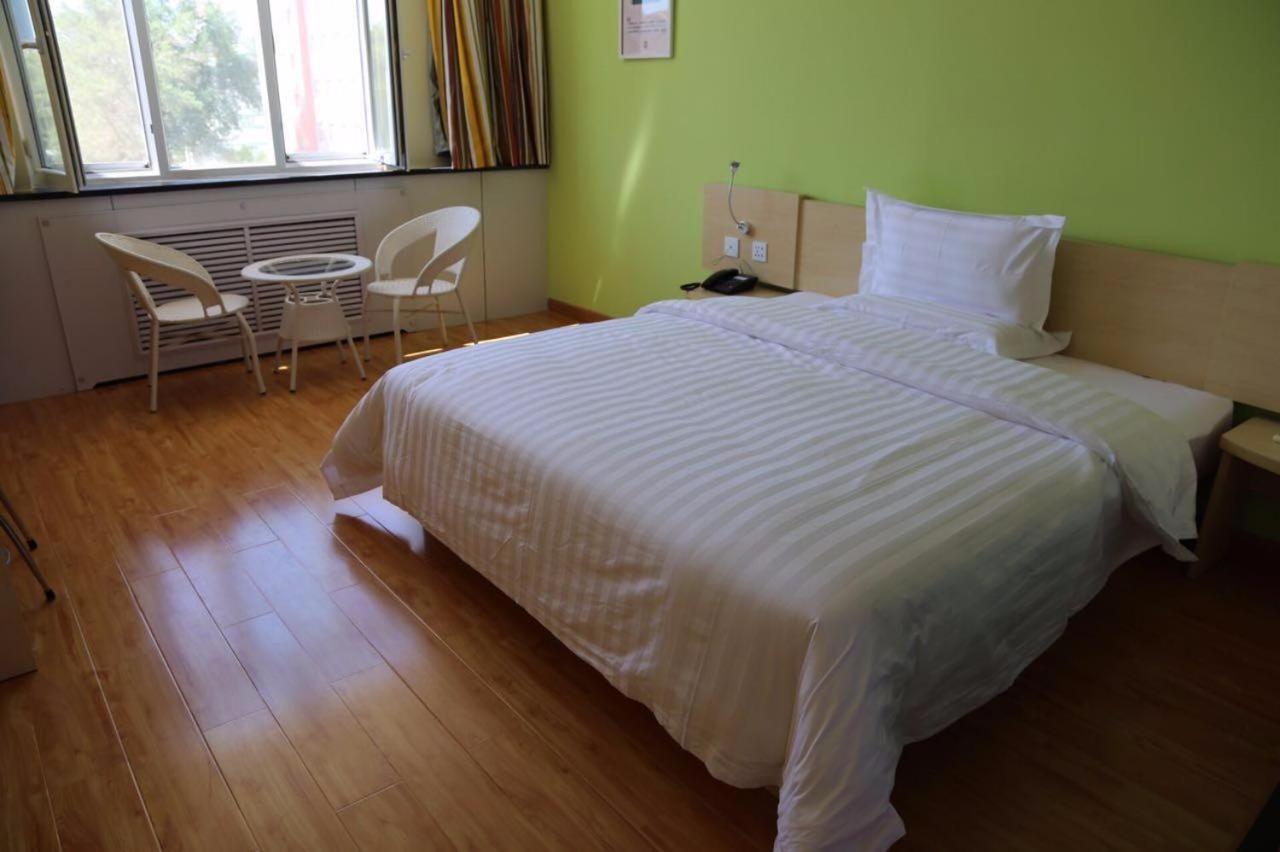 Comfortable Queen Room