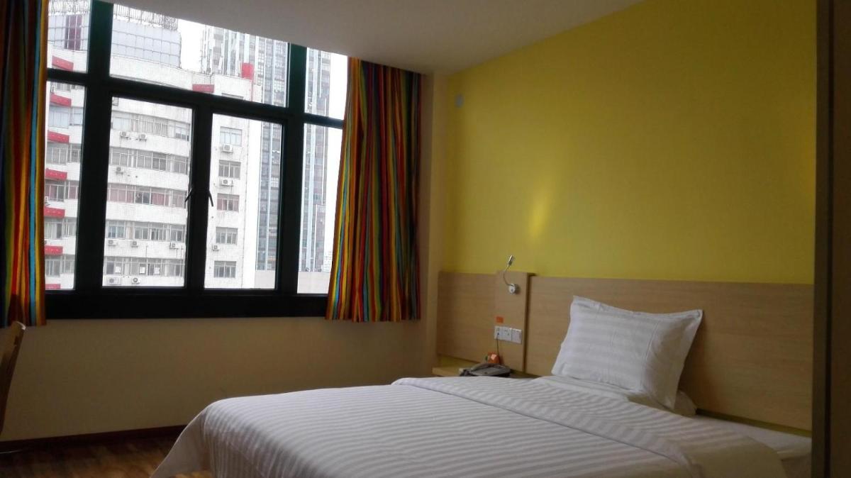 Comfortable Queen Room photo 2