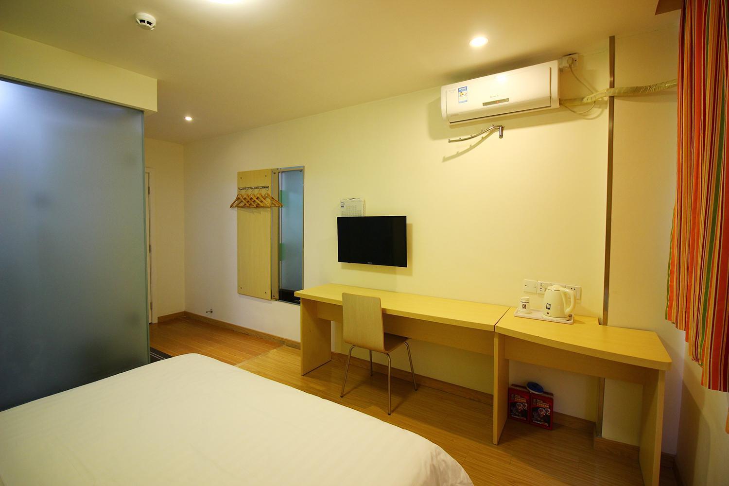 Comfortable Queen Room photo 1