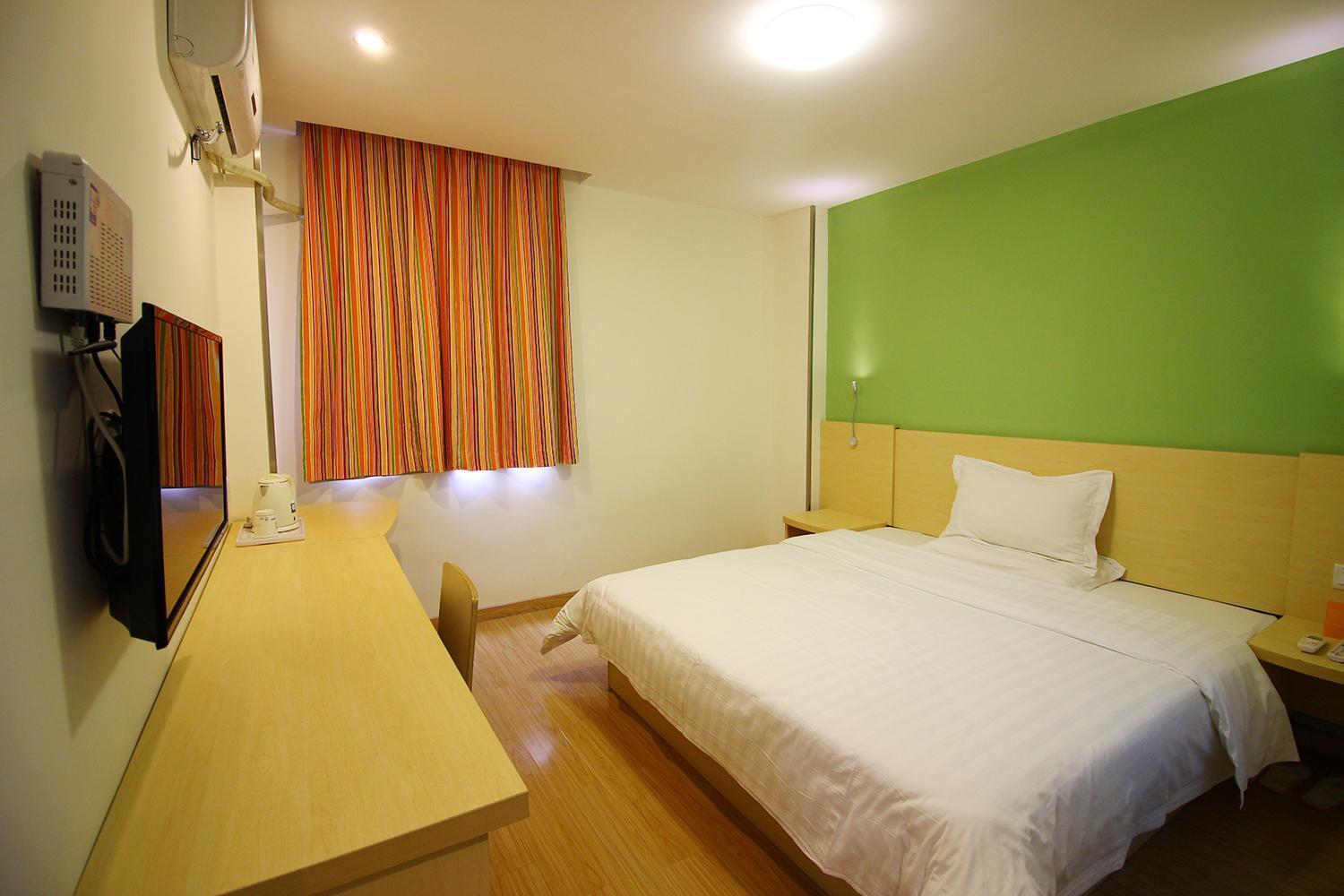Comfortable Queen Room photo 2