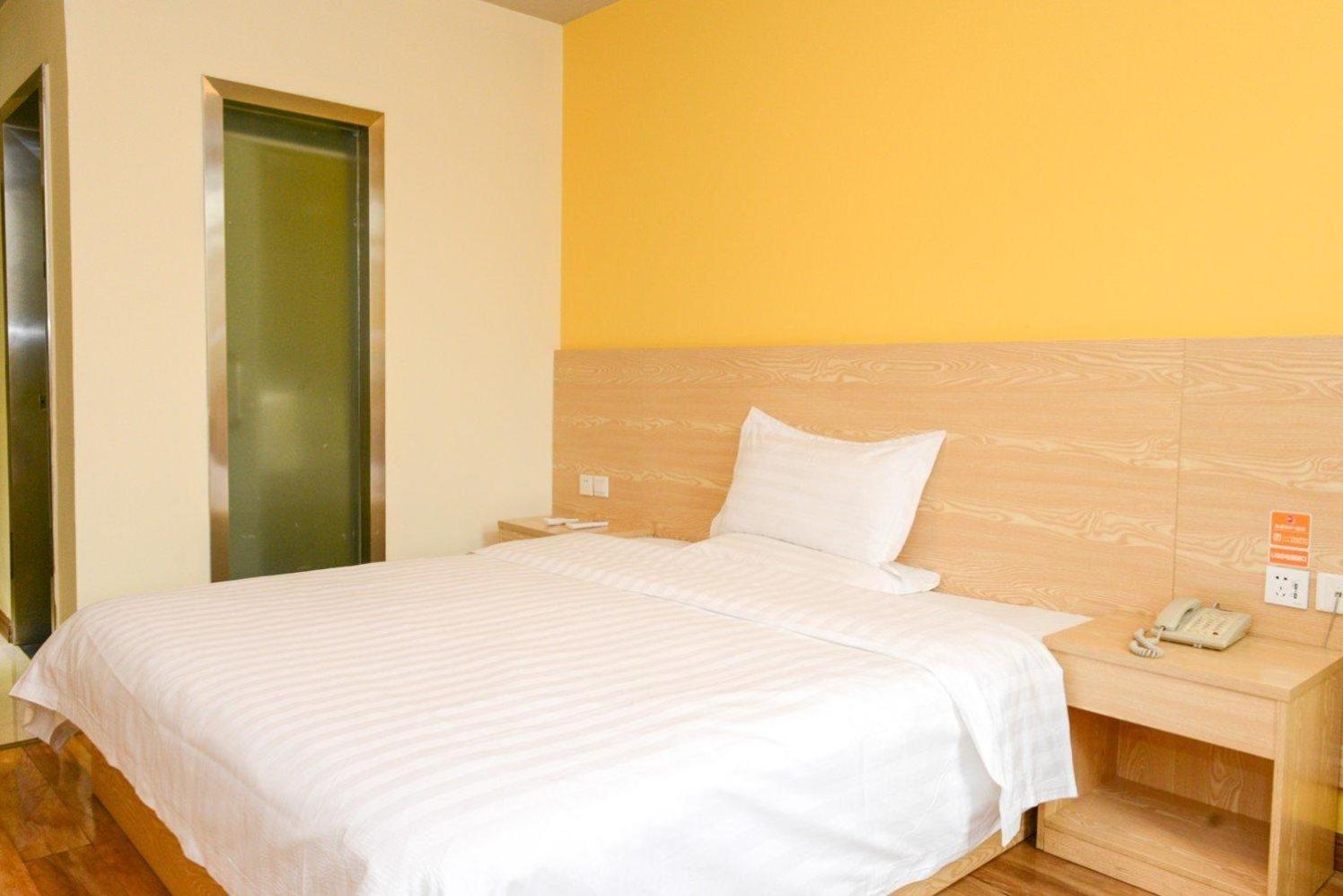 Comfortable Queen Room