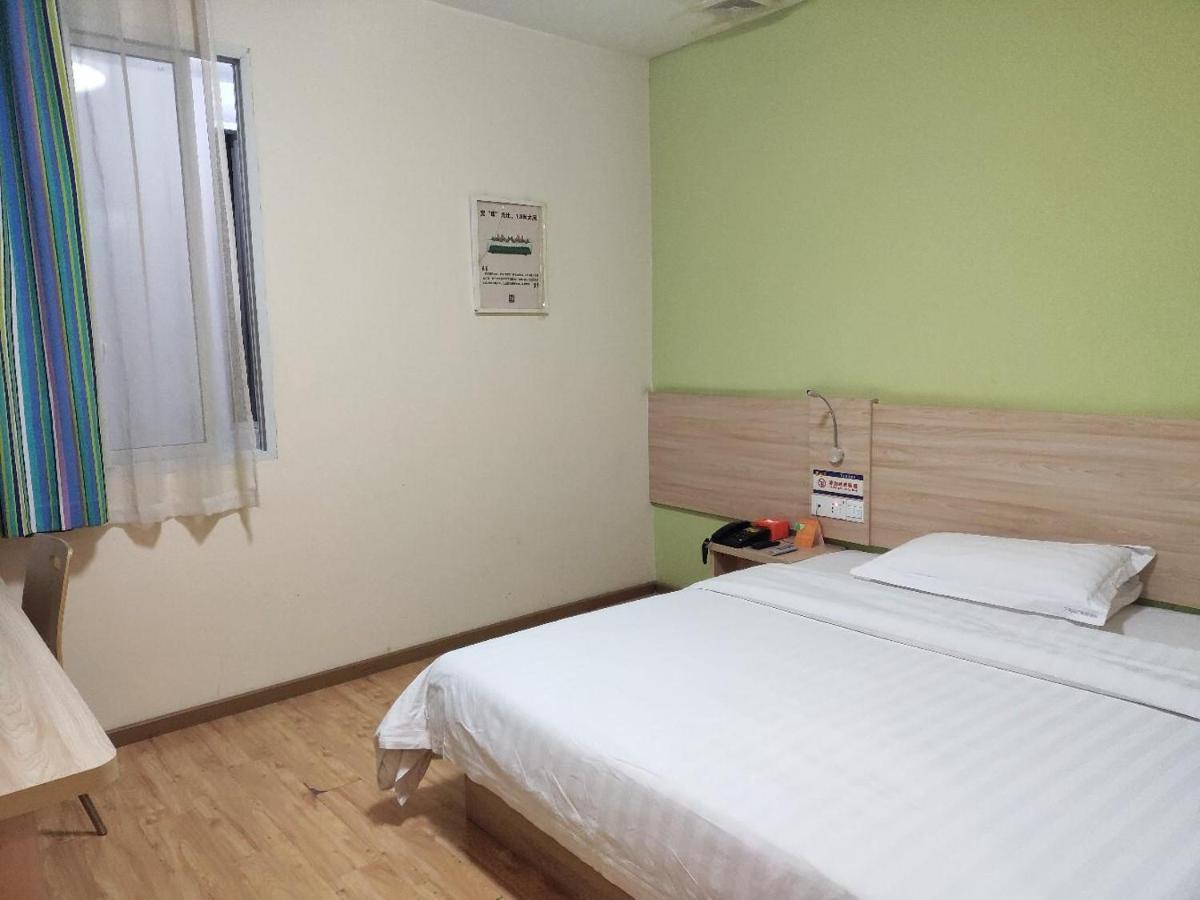 Comfortable Queen Room