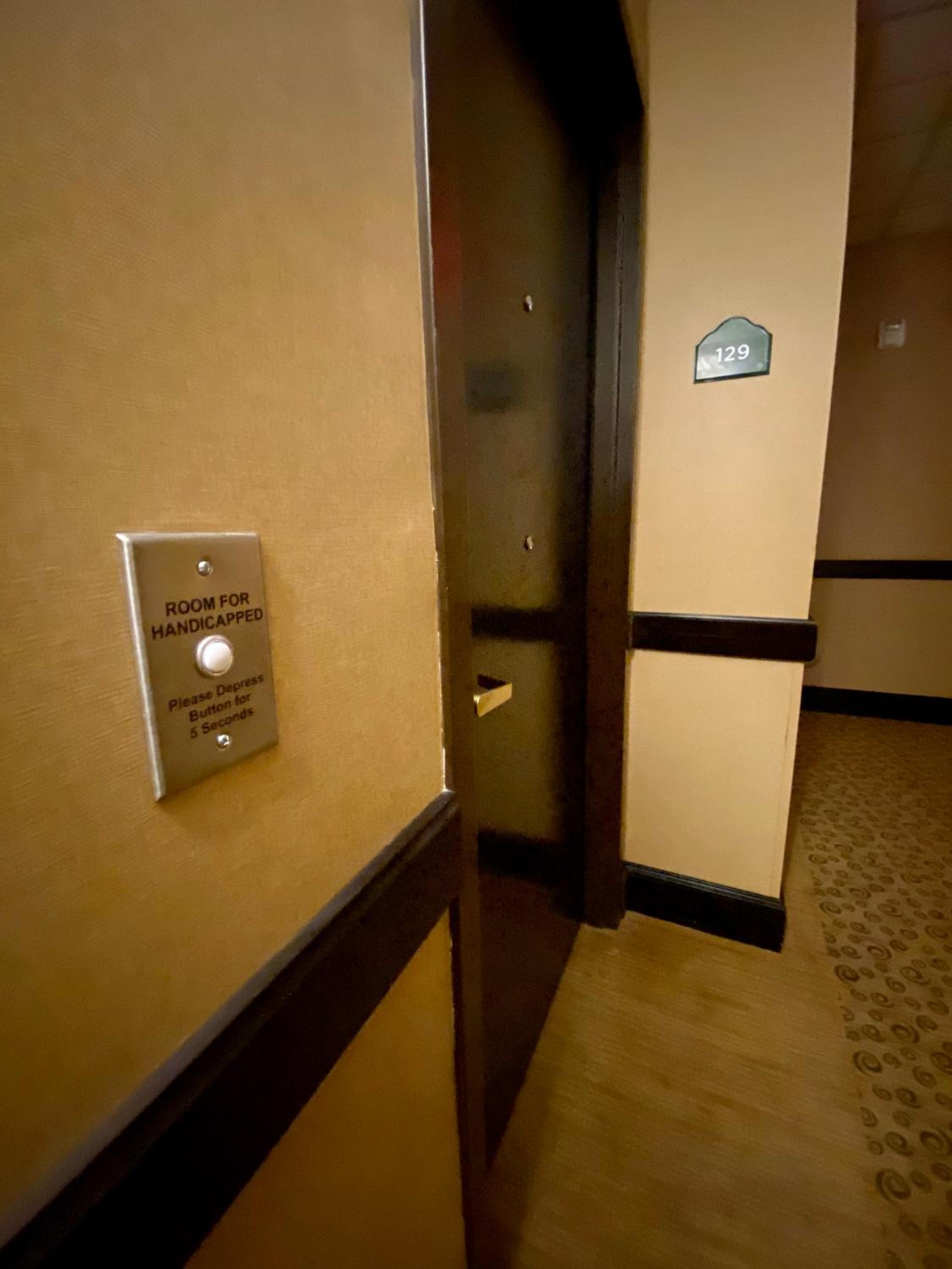 King Room With Roll-In Shower - Mobility/Hearing Accessible - Non-Smoking photo 2
