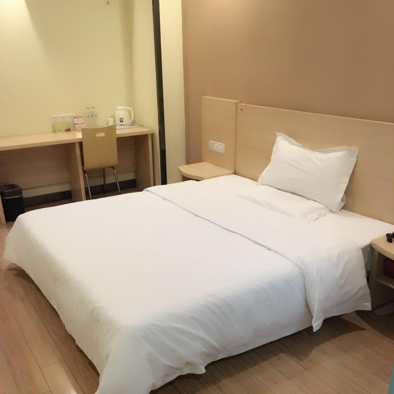 Comfortable Queen Room photo 1