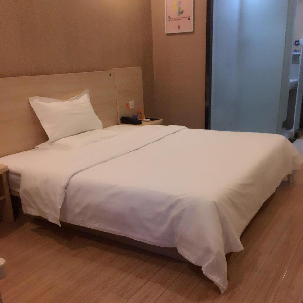 Comfortable Queen Room photo 2