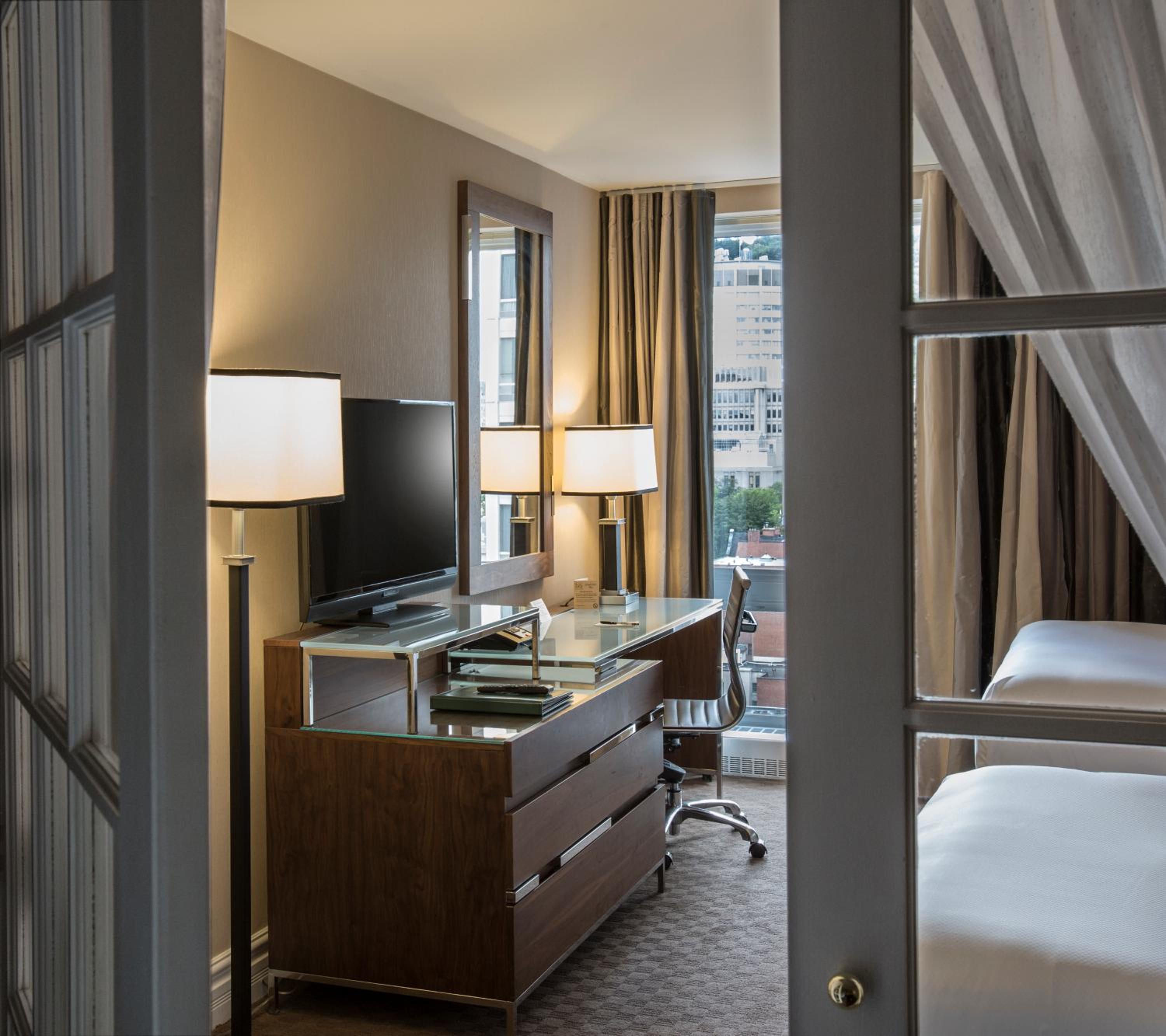 Executive Suite with 2 Double Beds - Photo 2
