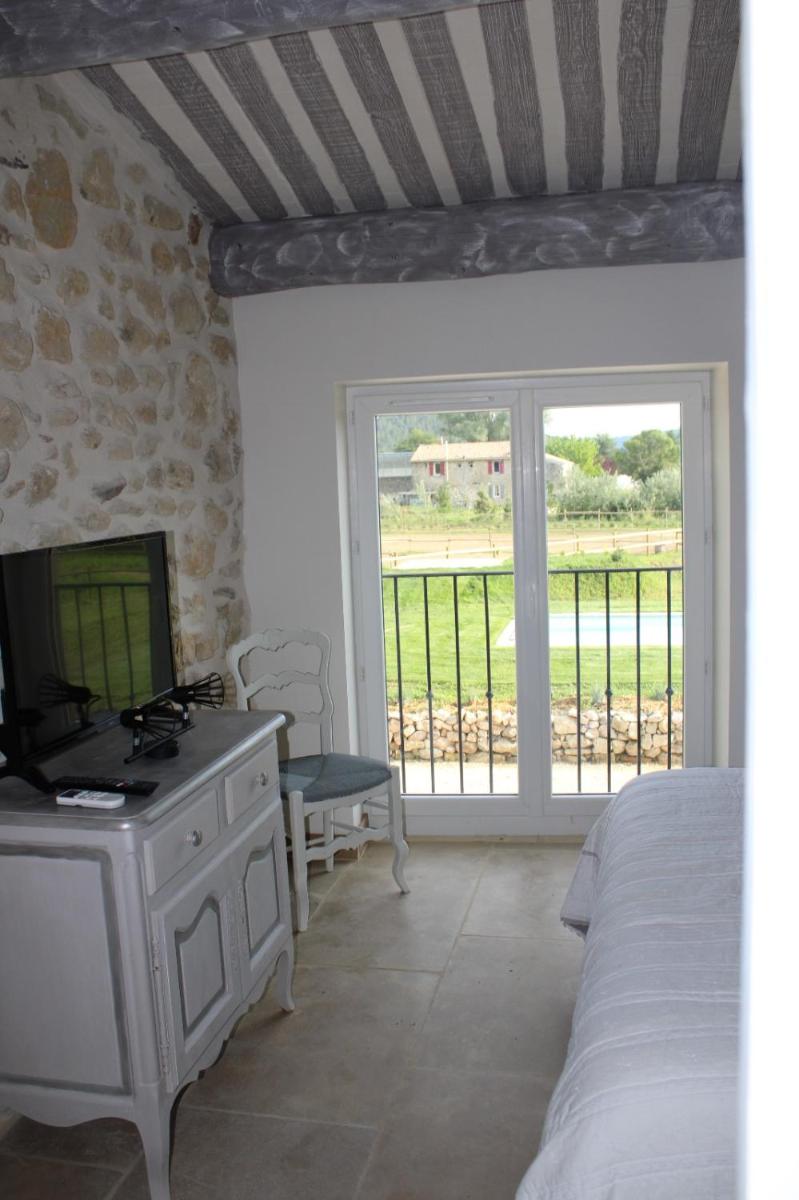 Double Room with Pool View - Photo 3