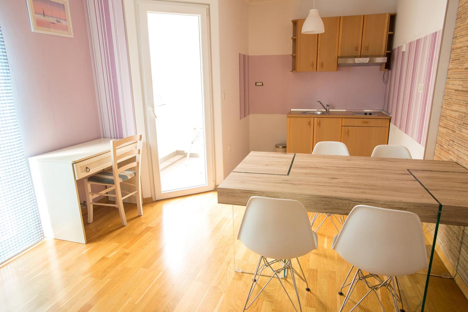 Suite with Balcony - Photo 5