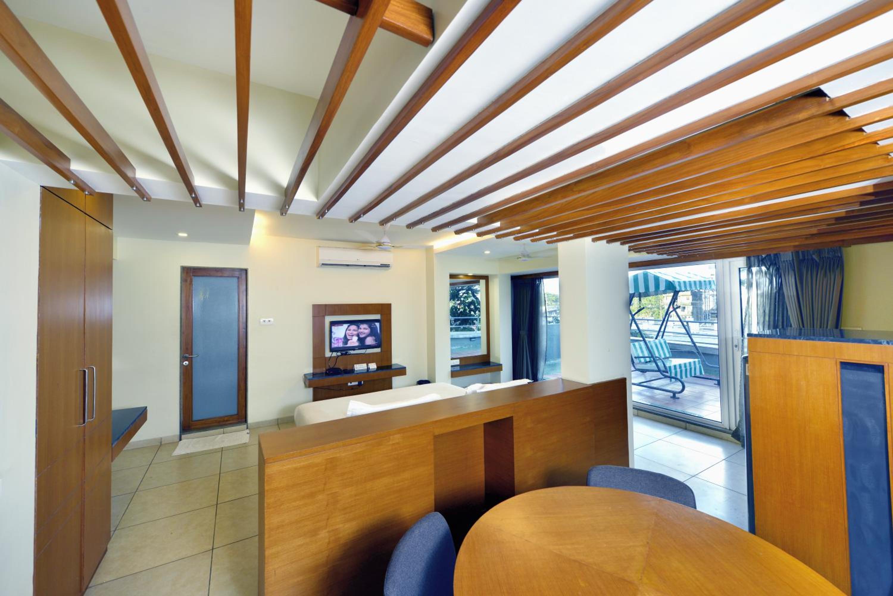 King Room with Balcony - Photo 3