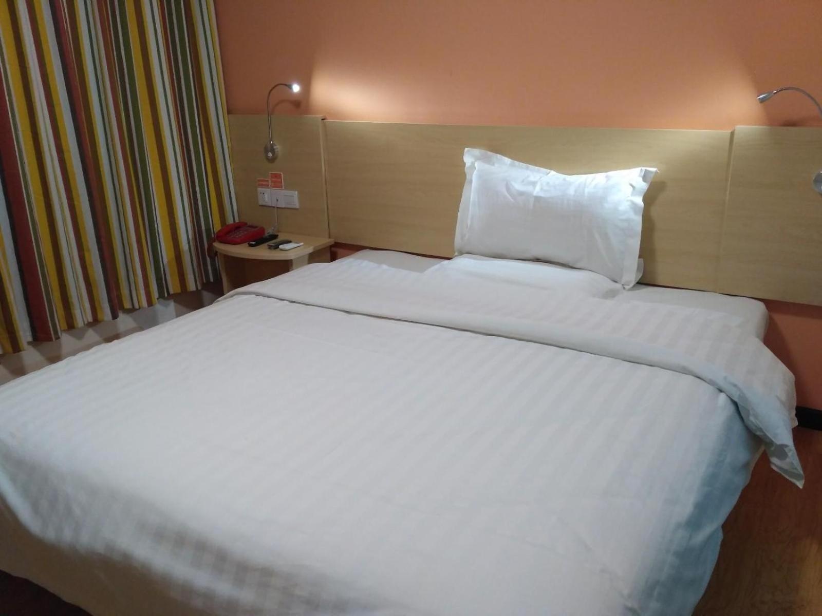 Comfortable Queen Room