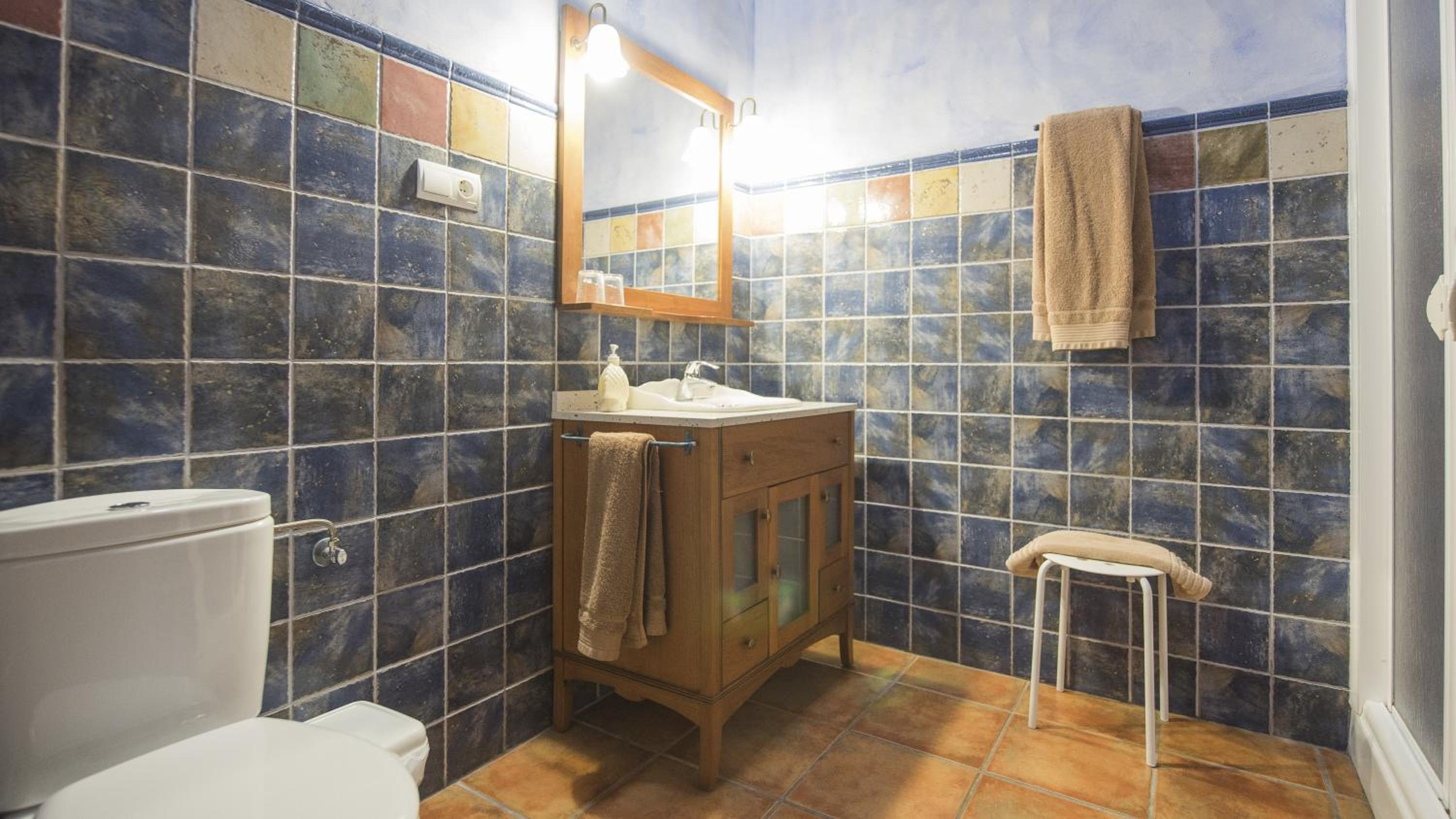 Eight-Bedroom House - Photo 16