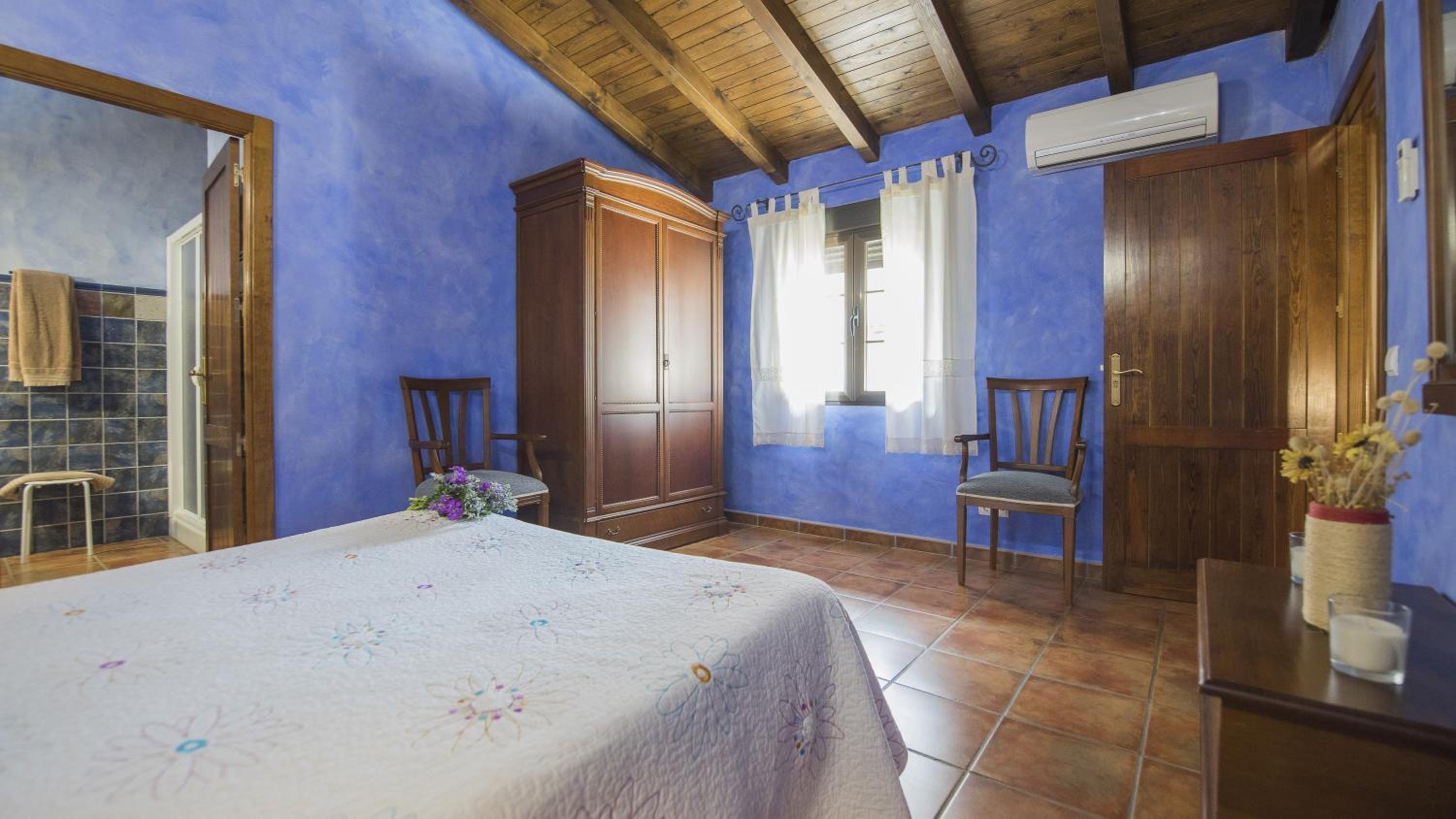 Eight-Bedroom House - Photo 17
